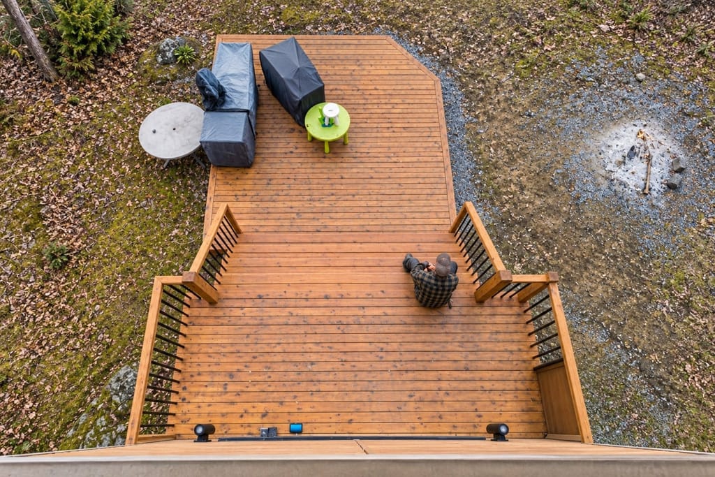 Terrasse de bois vue d'en haut, mobilier en place, construite par ASA.
